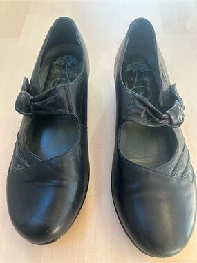 Women’s size EU 42/US 11 Dansko Black Leather Twist-Strap Mary Jane